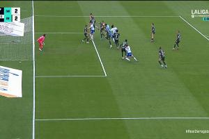 开云-爱游戏-神了❗萨拉戈萨门将补时鱼跃头球绝平，对手门将一周前也头球绝平