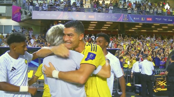 开云登录入口-终场时刻C罗与主帅相拥庆祝，全场观众高举手机捕捉经典瞬间