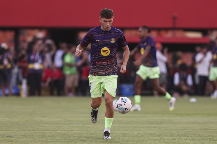 巴萨为缓解财政压力考虑出售卡萨多和费尔明，同位置球员储备充足