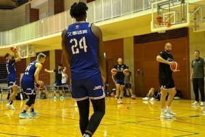 开云体育平台-媒体人：对阵日本横滨卓越 怀特塞德身穿上海男篮24号球衣亮相