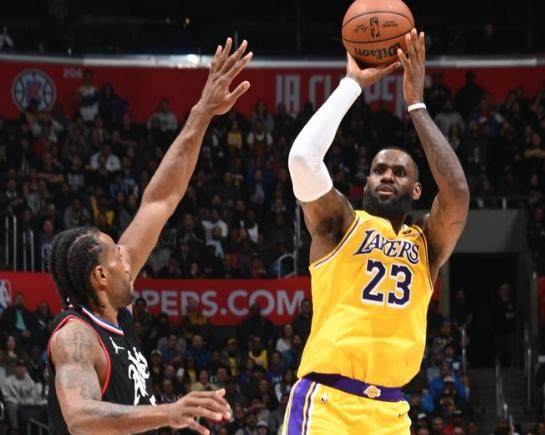 开云体育平台-詹姆斯末节5三分演21分逆转 关键球数据历史封王！