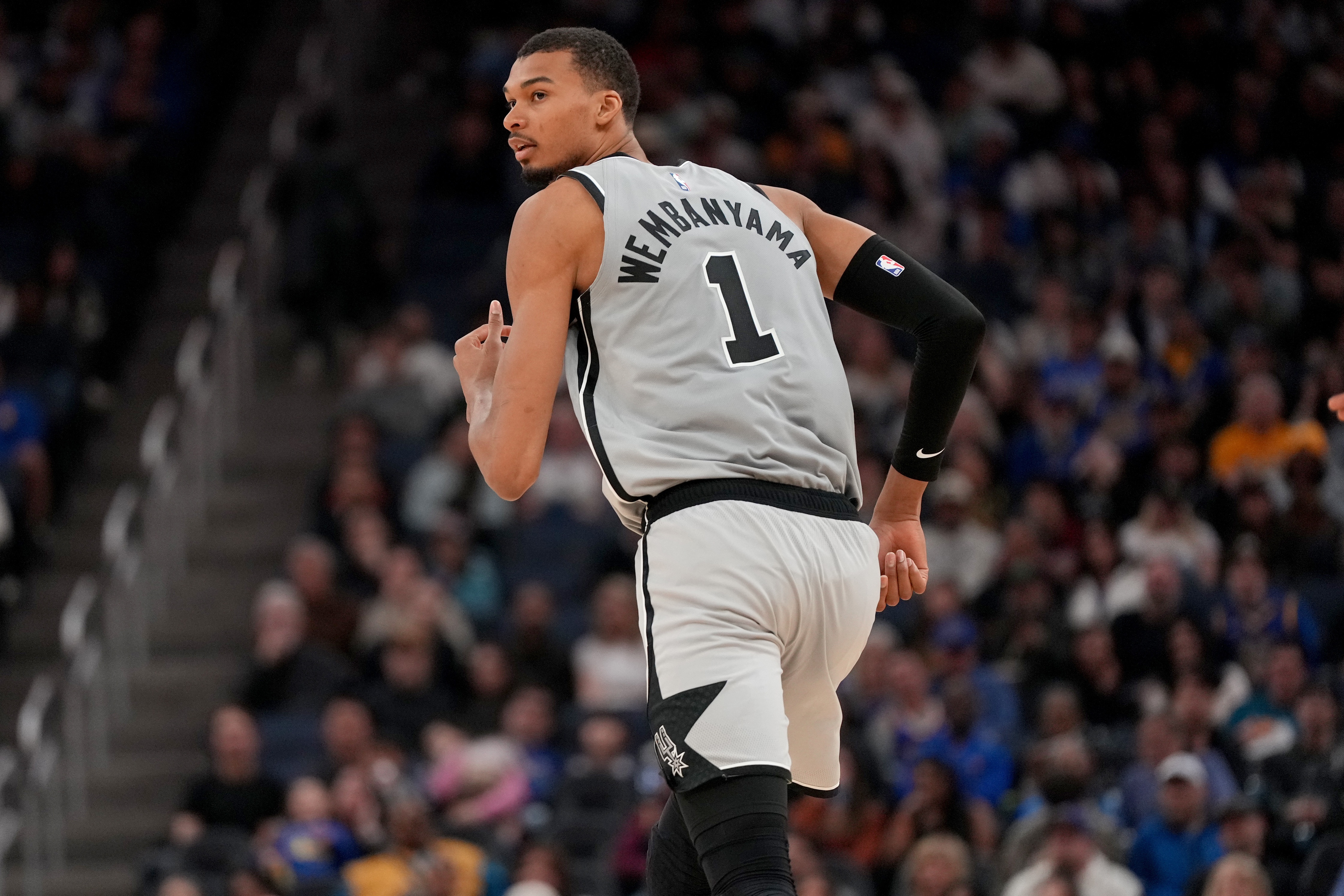 Kaiyun Sports-开云体育-未来是你的！文班常规赛攻防高效场均25分11.5板3.1帽 荣膺盖帽王